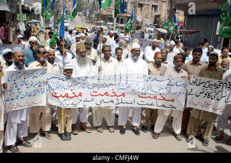 Gli attivisti del Jamat-e-Islami (JI) chant slogan contro l'uccisione dei musulmani in Birmania durante la manifestazione di protesta presso la moschea di Aurangzeb in Hyderabad Venerdì 03 Agosto, 2012. Foto Stock