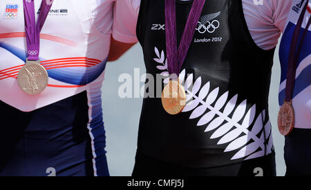 Eton Dorney, UK. Venerdì 3 agosto 2012. Da sinistra a destra: ceco Ondrej Synek, che ha vinto una medaglia d'argento, Nuova Zelanda medaglia d'oro Mahe Drysdale e Gran Bretagna Alan Campbell, che ha vinto una medaglia di bronzo, durante la cerimonia di consegna del premio per gli uomini di canottaggio singolo skiff in Eton Dorney, vicino a Windsor, Gran Bretagna, al 2012 Olimpiadi di estate, Venerdì, 3 agosto 2012. (CTK foto/Radek Petrasek) Foto Stock