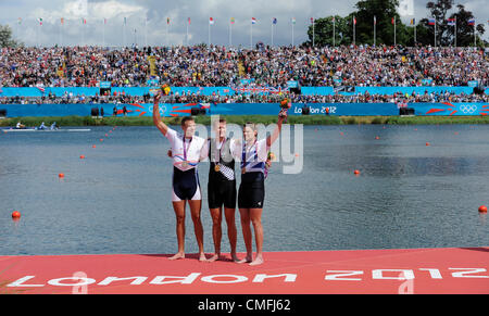 Eton Dorney, UK. Venerdì 3 agosto 2012. Da sinistra a destra: ceco Ondrej Synek, che ha vinto una medaglia d'argento, Nuova Zelanda medaglia d'oro Mahe Drysdale e Gran Bretagna Alan Campbell, che ha vinto una medaglia di bronzo, durante la cerimonia di consegna del premio per gli uomini di canottaggio singolo skiff in Eton Dorney, vicino a Windsor, Gran Bretagna, al 2012 Olimpiadi di estate, Venerdì, 3 agosto 2012. (CTK foto/Radek Petrasek) Foto Stock