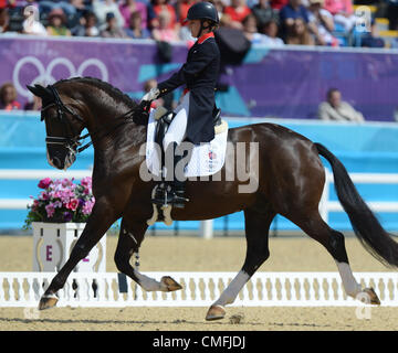 British dressage rider Charlotte Dujardin esegue con il suo cavallo Valegro a Londra nel 2012 Giochi Olimpici dressage concorrenza a Greenwich Park a Londra, Regno Unito, venerdì 3 agosto 2012. Foto Stock