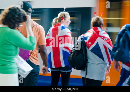 Le ragazze che indossano Unione bandiere attendere per il treno a Highbury e Islington stazione per portarli al parco olimpico di guardare Londra 2012 il 3 agosto Foto Stock