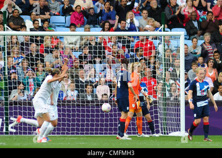 Venerdì 3 agosto 2012. Coventry, Regno Unito. Jonelle FILIGNO (Canada) celebra il primo obiettivo per il Canada durante il calcio alle Olimpiadi per donna quarto gioco finale tra la Gran Bretagna e Canada dalla città di Coventry Stadium. Foto Stock