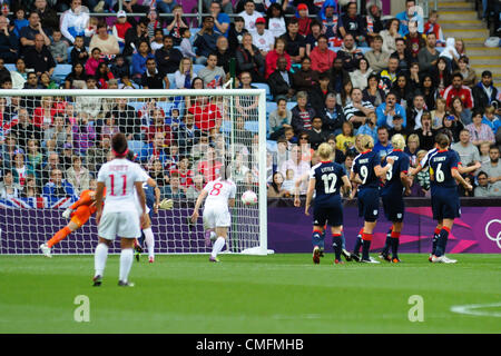 Venerdì 3 agosto 2012. Coventry, Regno Unito. Christine Sinclair (Canada) punteggi Canadas secondo obiettivo da un calcio di punizione durante il calcio alle Olimpiadi Quarti di Finale match play-off game tra Gran Bretagna e Canada dalla città di Coventry Stadium. Foto Stock