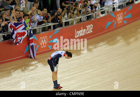 03.08.2012. Londra Inghilterra. Victoria Pendleton di Gran Bretagna festeggia dopo aver vinto l'oro in donne Keirin ciclismo su pista durante la finale di Londra 2012 Giochi Olimpici al velodromo, Londra, Gran Bretagna, 03 agosto 2012. Foto Stock