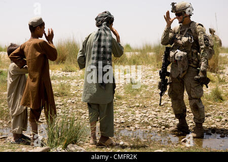 Luglio 29, 2012. - Distretto Zharay, provincia di Kandahar, Afghanistan - SPC. Matteo Mullen, del 2° plotone, Charlie Company, 1-17 Fanteria, nel quartiere Zharay, provincia di Kandahar, domenica 29 luglio, 2012. (Credito Immagine: ¬© Andrea A. Nelles/ZUMA Press) Foto Stock