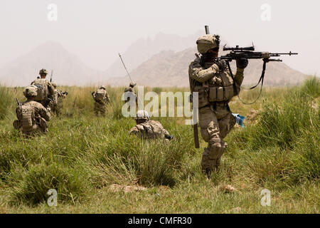 Luglio 29, 2012. - Distretto Zharay, provincia di Kandahar, Afghanistan - SGT. Jason McClelland, a destra della seconda plotone, Charlie Company, 1-17 fanteria, utilizza il suo fucile della possibilità di osservare durante una pattuglia nel quartiere Zharay, provincia di Kandahar, domenica 29 luglio, 2012. (Credito Immagine: ¬© Andrea A. Nelles/ZUMA Press) Foto Stock