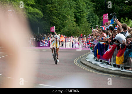 Londra, UK, sabato 4 agosto 2012. Per l'Ucraina Yuliya Yelistratova nelle gare di ciclismo stadio delle donne del triathlon nell'Hyde Park di Londra. La gara è stata infine vinto dalla Svizzera di Nicola Spirig, il prelievo di oro, con la Svezia e la Lisa Norden posizionando la seconda e la medaglia d'argento e Australia Erin Densham piazzandosi al terzo e il bronzo. Foto Stock