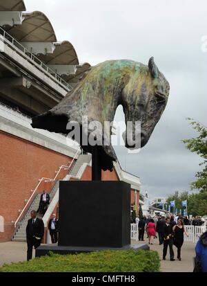 04.08.2012 Goodwood, Chichester, Inghilterra. Il cavallo di sculture su motivi di corso al glorioso Goodwood Festival. Foto Stock