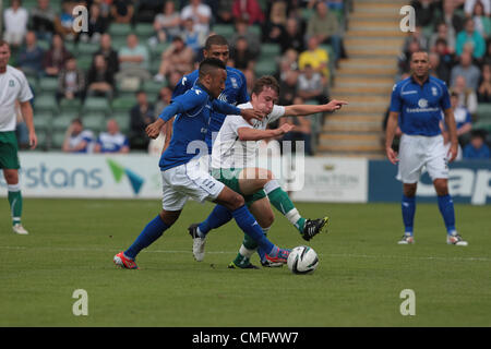 04.08.2012 Plymouth in Inghilterra. Luca giovani affronta Nathan Redmond durante la pre-stagione amichevole tra Plymouth Argyle e Birmingham City gioca in casa Park. Foto Stock