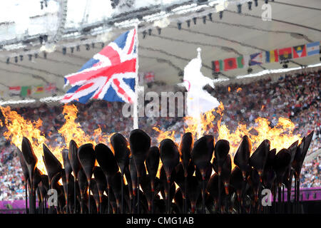 La fiamma olimpica, Union Jack & bandiera olimpica OLYMPIC STADIUM LONDON 2012 giochi olimpici, la fiamma olimpica Stratford, Londra, Inghilterra 04 agosto 2012 DIC8512 Foto Stock