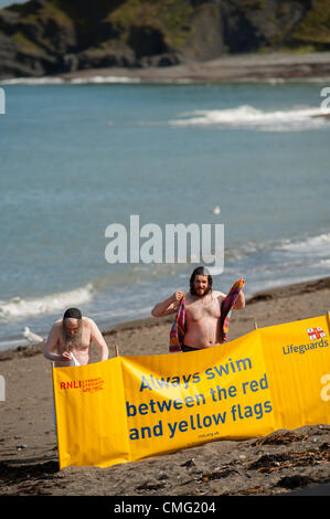 Due ebrei ortodossi gli uomini stessi di essiccazione dopo il bagno in mare a Aberystwyth Wales UK. Essi erano state usando come una 'mikveh', bagno rituale della tradizione e della pulizia del corpo che simboleggiano il ritorno alla purezza. A 47 anno vecchio rabbino vi annegati dopo essere entrati in difficoltà nell'acqua di venerdì 3 agosto. ©keith morris Foto Stock