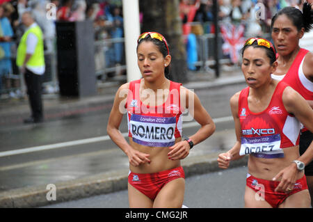 Argine, Londra, Regno Unito. 5 agosto 2012. Guide di scorrimento in corrispondenza di donne del marathon alla Olimpiadi di Londra 2012 che viene eseguito attraverso il centro di Londra. Foto Stock