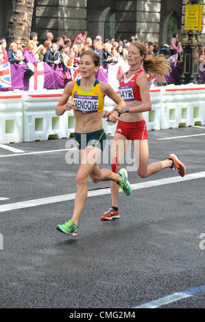 Argine, Londra, Regno Unito. 5 agosto 2012. Guide di scorrimento in corrispondenza di donne del marathon alla Olimpiadi di Londra 2012 che viene eseguito attraverso il centro di Londra. Foto Stock