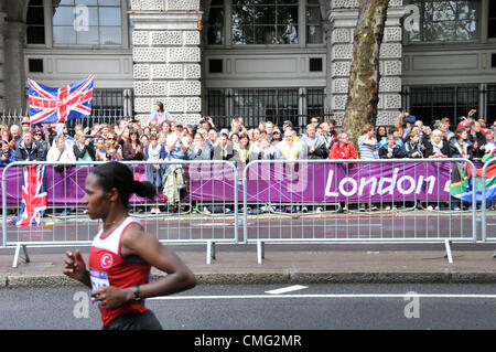 Argine, Londra, Regno Unito. 5 agosto 2012. Una guida al femminile alla maratona alla Olimpiadi di Londra 2012 che viene eseguito attraverso il centro di Londra. Foto Stock