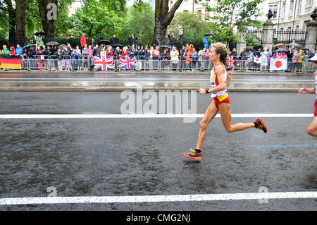 Argine, Londra, Regno Unito. 5 agosto 2012. Guide di scorrimento in corrispondenza di donne del marathon alla Olimpiadi di Londra 2012 che viene eseguito attraverso il centro di Londra. Foto Stock