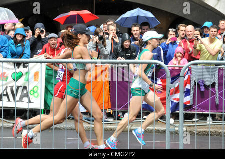 Argine, Londra, Regno Unito. 5 agosto 2012. Guide di scorrimento in corrispondenza di donne del marathon alla Olimpiadi di Londra 2012 che viene eseguito attraverso il centro di Londra. Foto Stock