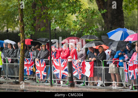 Decine di migliaia di spettatori la linea di Londra 2012 Womens Percorso Maratona di Londra centrale sotto cieli grigi e piogge torrenziali. Un mare di ombrelloni ovunque per essere visto Foto Stock