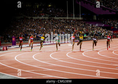 Shelly-Ann Fraser-Pryce (JAM) -terzo da sinistra, vincendo la medaglia d'oro nel femminile 100 in corrispondenza delle Olimpiadi estive di Londra, 2012 Foto Stock