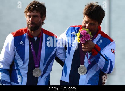 Vela olimpica, azione durante il London 2012 Giochi Olimpici a Weymouth e Portland Venue, Dorset, Gran Bretagna, UK. Iain Percy ed Andrew Simpson con le loro medaglie d argento August 5th, 2012 foto: Dorset Servizio media Foto Stock