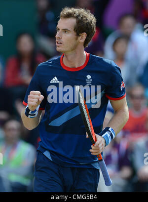 05.08.2012. Il torneo di Wimbledon, Londra Inghilterra. Londra 2012 Giochi Olimpici del torneo di tennis. Andrew "Andy' Murray (GBR) vince il 2012 tennis olimpico medaglia d oro dopo aver battuto Roger Federer in 3 set Foto Stock