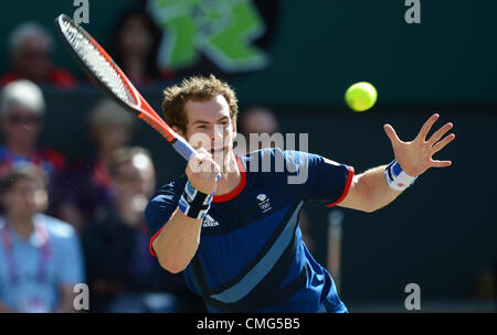 05.08.2012. Il torneo di Wimbledon, Londra Inghilterra. Londra 2012 Giochi Olimpici del torneo di tennis. Andrew "Andy' Murray (GBR) vince il 2012 tennis olimpico medaglia d oro dopo aver battuto Roger Federer in 3 set Foto Stock