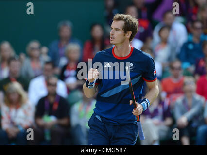 05.08.2012. Il torneo di Wimbledon, Londra Inghilterra. Londra 2012 Giochi Olimpici del torneo di tennis. Andrew "Andy' Murray (GBR) vince il 2012 tennis olimpico medaglia d oro dopo aver battuto Roger Federer in 3 set Foto Stock