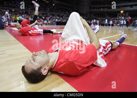 Sopot, Polonia 5th, Agosto 2012 International Sopot Basket Cup a ERGO Arena Sports Hall di Sopot. Polish team player Lukasz Winiewski riscalda-up prima che la Polonia vs Italia game Foto Stock