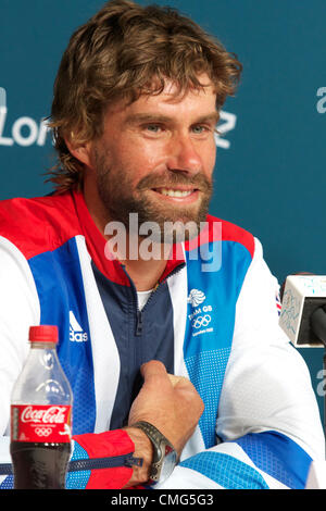 05.08.2012. Weymouth, Inghilterra. Giochi olimpici di vela a Weymouth Dorset, Agosto 2012. Iain Percy British classe Star timoniere e argento olimpico medaglia parla alla stampa. Foto Stock