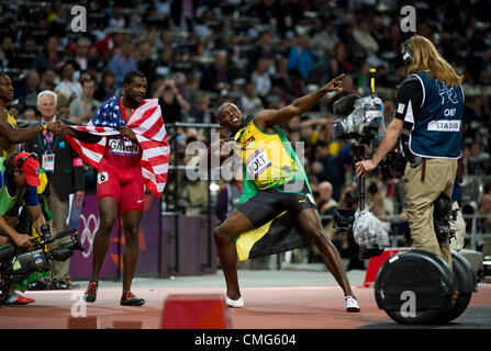 Agosto 5, 2012 - Londra, Inghilterra, Regno Unito - Usain Bolt (JAM) vince la medaglia d'oro negli uomini 100m con un tempo di 9,63 nelle Olimpiadi di Londra 2012 presso lo Stadio Olimpico in agosto 05,2012 a Londra, Regno Unito. Egli ha vinto la sua seconda medaglia d'oro all'evento. Medaglia di Bronzo Justin Gatlin (USA) scuote le mani con Silver medallist Yohan Blake (JAM) a sinistra. (Credito Immagine: © Paul Kitagaki Jr./ZUMAPRESS.com) Foto Stock