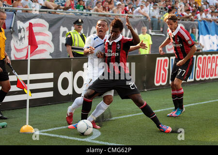 04.08.2012. Il Massachusetts , USA. AC Milan di Kevin costante (21) trattiene il CD Olimpia Carlos sarà Mejia (7) dalla palla. AC Milan lead 3-0 a metà. Il Milan ha giocato CD Olimpia al Gillette Stadium di Foxborough, Massachusetts il 4 agosto 2012. Foto Stock