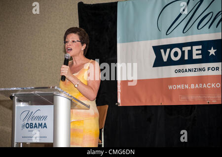 Orlando, Florida, USA, domenica 5 agosto 2012. Le donne Voto 2012. Consulente senior per il presidente Obama, Valerie Jarrett. Dopo un momento di silenzio per onorare le vittime delle ultime riprese di massa che hanno avuto luogo in un tempio sikh del Wisconsin, Valerie Jarrett mette in evidenza il Presidente Usa Barack Obama la posizione sui diritti delle donne. Per eccitare le donne il voto, Jarrett discute le questioni femminili in gioco nelle prossime elezioni: la parità di retribuzione, la discriminazione di genere nel settore sanitario, questioni femminili e come il presidente Obama affronta ciascuno. Foto Stock