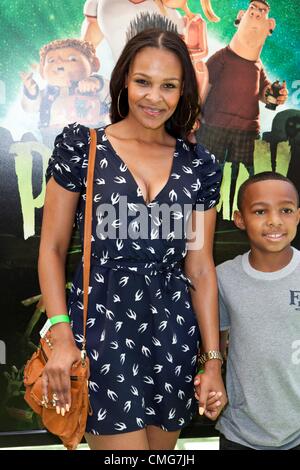 Samantha Mumba presso gli arrivi per PARANORMAN Premiere, Universal City Walk Cinema, Los Angeles, CA il 5 agosto 2012. Foto di: Emiley Schweich/Everett Collection Foto Stock