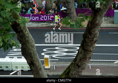 5 agosto 2012, Londra UK. La folla a guardare i Giochi Olimpici femminile alla maratona di Londra Foto Stock