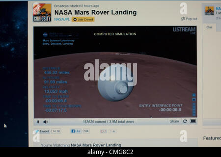 6 agosto 2012. Stati Uniti d'America. Live Stream della NASA Mars Rover Landing. Lo schermo di un computer vista di Mars Rover curiosità lo sbarco. Simulazione al calcolatore del veicolo spaziale al di sopra della superficie di Marte per 6 secondi prima di entrare nell'atmosfera marziana. Foto Stock