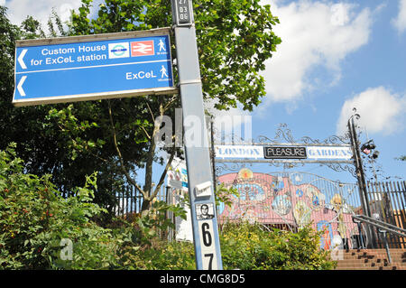 Newham, Londra, Regno Unito. Il 6 agosto 2012. Le porte di Londra Pleasure Gardens a Newham, East London si chiude e va in administration dopo essere stato aperto solo per sei settimane. Progettato come un nuovo quartiere delle arti, esso era destinato a catturare un pubblico olimpico e visitatori. Essa aveva del supporto dal sindaco Boris Johnson e una di £ 3 milioni a titolo di prestito dal Newham consiglio. Foto Stock