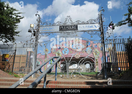 Newham, Londra, Regno Unito. Il 6 agosto 2012. Le porte di Londra Pleasure Gardens a Newham, East London si chiude e va in administration dopo essere stato aperto solo per sei settimane. Progettato come un nuovo quartiere delle arti, esso era destinato a catturare un pubblico olimpico e visitatori. Essa aveva del supporto dal sindaco Boris Johnson e una di £ 3 milioni a titolo di prestito dal Newham consiglio. Foto Stock