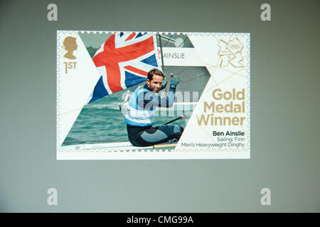 6 agosto 2012, Londra 2012. Edizione speciale francobollo commemorativo di Ben Ainslie che sostiene la medaglia d'oro in uomini della vela Finn Foto Stock