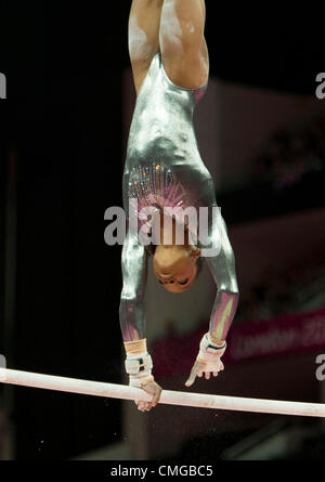 Il 6 agosto 2012 - Londra, Inghilterra, Regno Unito - GABRIELLE DOUGLAS (USA) esegue nella donna le barre irregolari ginnastica artistica, finale di finitura di un deludente 8th, durante le Olimpiadi di Londra 2012 presso il North Greenwich Arena. (Credito Immagine: © Paul Kitagaki Jr./ZUMAPRESS.com) Foto Stock