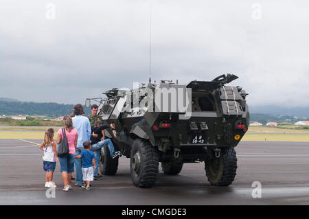 Ieri i membri del sessantacinquesimo aria ala di base supportato un evento open house ospitato dal portoghese Air Force partner a Lajes campo. La cooperazione e la solidarietà con i portoghesi e U.S Air Forces abilitata la base per aprire le sue porte durante le Azzorre " periodo più frenetico dell'anno nell'isola Terceira; Praia Fest. La Open House ha fornito un'opportunità per il Team Lajes per vetrina. La manifestazione comprendeva varie attività tra cui un mini bazaar, militari cane da lavoro dimostrazioni, aeromobili e visualizza le esibizioni dal vivo di Rock dopo la mezzanotte (R.A.M) e la banda USAFE, toccare 'n Go. Foto Stock