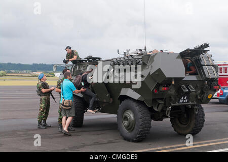 Ieri i membri del sessantacinquesimo aria ala di base supportato un evento open house ospitato dal portoghese Air Force partner a Lajes campo. La cooperazione e la solidarietà con i portoghesi e U.S Air Forces abilitata la base per aprire le sue porte durante le Azzorre " periodo più frenetico dell'anno nell'isola Terceira; Praia Fest. La Open House ha fornito un'opportunità per il Team Lajes per vetrina. La manifestazione comprendeva varie attività tra cui un mini bazaar, militari cane da lavoro dimostrazioni, aeromobili e visualizza le esibizioni dal vivo di Rock dopo la mezzanotte (R.A.M) e la banda USAFE, toccare 'n Go. Foto Stock