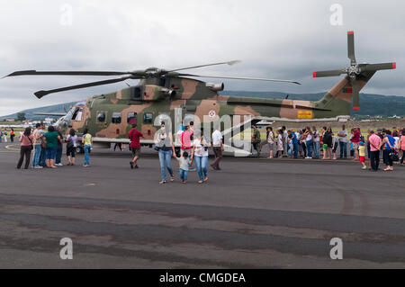 Ieri i membri del sessantacinquesimo aria ala di base supportato un evento open house ospitato dal portoghese Air Force partner a Lajes campo. La cooperazione e la solidarietà con i portoghesi e U.S Air Forces abilitata la base per aprire le sue porte durante le Azzorre " periodo più frenetico dell'anno nell'isola Terceira; Praia Fest. La Open House ha fornito un'opportunità per il Team Lajes per vetrina. La manifestazione comprendeva varie attività tra cui un mini bazaar, militari cane da lavoro dimostrazioni, aeromobili e visualizza le esibizioni dal vivo di Rock dopo la mezzanotte (R.A.M) e la banda USAFE, toccare 'n Go. Foto Stock