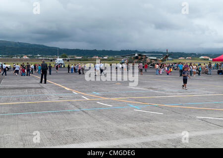 Ieri i membri del sessantacinquesimo aria ala di base supportato un evento open house ospitato dal portoghese Air Force partner a Lajes campo. La cooperazione e la solidarietà con i portoghesi e U.S Air Forces abilitata la base per aprire le sue porte durante le Azzorre " periodo più frenetico dell'anno nell'isola Terceira; Praia Fest. La Open House ha fornito un'opportunità per il Team Lajes per vetrina. La manifestazione comprendeva varie attività tra cui un mini bazaar, militari cane da lavoro dimostrazioni, aeromobili e visualizza le esibizioni dal vivo di Rock dopo la mezzanotte (R.A.M) e la banda USAFE, toccare 'n Go. Foto Stock