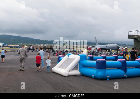 Ieri i membri del sessantacinquesimo aria ala di base supportato un evento open house ospitato dal portoghese Air Force partner a Lajes campo. La cooperazione e la solidarietà con i portoghesi e U.S Air Forces abilitata la base per aprire le sue porte durante le Azzorre " periodo più frenetico dell'anno nell'isola Terceira; Praia Fest. La Open House ha fornito un'opportunità per il Team Lajes per vetrina. La manifestazione comprendeva varie attività tra cui un mini bazaar, militari cane da lavoro dimostrazioni, aeromobili e visualizza le esibizioni dal vivo di Rock dopo la mezzanotte (R.A.M) e la banda USAFE, toccare 'n Go. Foto Stock