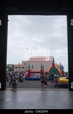 Ieri i membri del sessantacinquesimo aria ala di base supportato un evento open house ospitato dal portoghese Air Force partner a Lajes campo. La cooperazione e la solidarietà con i portoghesi e U.S Air Forces abilitata la base per aprire le sue porte durante le Azzorre " periodo più frenetico dell'anno nell'isola Terceira; Praia Fest. La Open House ha fornito un'opportunità per il Team Lajes per vetrina. La manifestazione comprendeva varie attività tra cui un mini bazaar, militari cane da lavoro dimostrazioni, aeromobili e visualizza le esibizioni dal vivo di Rock dopo la mezzanotte (R.A.M) e la banda USAFE, toccare 'n Go. Foto Stock