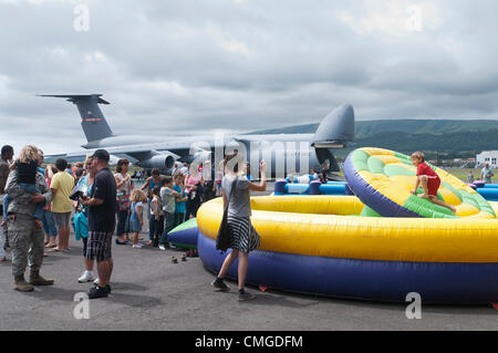 Ieri i membri del sessantacinquesimo aria ala di base supportato un evento open house ospitato dal portoghese Air Force partner a Lajes campo. La cooperazione e la solidarietà con i portoghesi e U.S Air Forces abilitata la base per aprire le sue porte durante le Azzorre " periodo più frenetico dell'anno nell'isola Terceira; Praia Fest. La Open House ha fornito un'opportunità per il Team Lajes per vetrina. La manifestazione comprendeva varie attività tra cui un mini bazaar, militari cane da lavoro dimostrazioni, aeromobili e visualizza le esibizioni dal vivo di Rock dopo la mezzanotte (R.A.M) e la banda USAFE, toccare 'n Go. Foto Stock