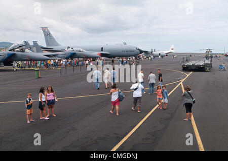 Ieri i membri del sessantacinquesimo aria ala di base supportato un evento open house ospitato dal portoghese Air Force partner a Lajes campo. La cooperazione e la solidarietà con i portoghesi e U.S Air Forces abilitata la base per aprire le sue porte durante le Azzorre " periodo più frenetico dell'anno nell'isola Terceira; Praia Fest. La Open House ha fornito un'opportunità per il Team Lajes per vetrina. La manifestazione comprendeva varie attività tra cui un mini bazaar, militari cane da lavoro dimostrazioni, aeromobili e visualizza le esibizioni dal vivo di Rock dopo la mezzanotte (R.A.M) e la banda USAFE, toccare 'n Go. Foto Stock