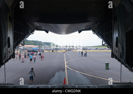 Ieri i membri del sessantacinquesimo aria ala di base supportato un evento open house ospitato dal portoghese Air Force partner a Lajes campo. La cooperazione e la solidarietà con i portoghesi e U.S Air Forces abilitata la base per aprire le sue porte durante le Azzorre " periodo più frenetico dell'anno nell'isola Terceira; Praia Fest. La Open House ha fornito un'opportunità per il Team Lajes per vetrina. La manifestazione comprendeva varie attività tra cui un mini bazaar, militari cane da lavoro dimostrazioni, aeromobili e visualizza le esibizioni dal vivo di Rock dopo la mezzanotte (R.A.M) e la banda USAFE, toccare 'n Go. Foto Stock