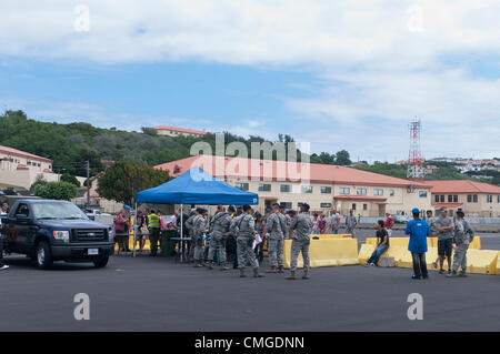 Ieri i membri del sessantacinquesimo aria ala di base supportato un evento open house ospitato dal portoghese Air Force partner a Lajes campo. La cooperazione e la solidarietà con i portoghesi e U.S Air Forces abilitata la base per aprire le sue porte durante le Azzorre " periodo più frenetico dell'anno nell'isola Terceira; Praia Fest. La Open House ha fornito un'opportunità per il Team Lajes per vetrina. La manifestazione comprendeva varie attività tra cui un mini bazaar, militari cane da lavoro dimostrazioni, aeromobili e visualizza le esibizioni dal vivo di Rock dopo la mezzanotte (R.A.M) e la banda USAFE, toccare 'n Go. Foto Stock