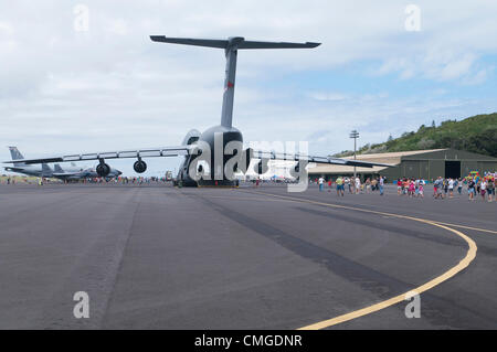 Ieri i membri del sessantacinquesimo aria ala di base supportato un evento open house ospitato dal portoghese Air Force partner a Lajes campo. La cooperazione e la solidarietà con i portoghesi e U.S Air Forces abilitata la base per aprire le sue porte durante le Azzorre " periodo più frenetico dell'anno nell'isola Terceira; Praia Fest. La Open House ha fornito un'opportunità per il Team Lajes per vetrina. La manifestazione comprendeva varie attività tra cui un mini bazaar, militari cane da lavoro dimostrazioni, aeromobili e visualizza le esibizioni dal vivo di Rock dopo la mezzanotte (R.A.M) e la banda USAFE, toccare 'n Go. Foto Stock