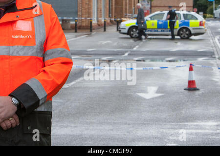 Chippenham, Wiltshire, Regno Unito. Martedì 7 agosto 2012. Una zona è isolato al di fuori del Sainsbury's car park in Chippenham in cui un corpo è stata trovata sotto la masterizzazione di detriti nel parcheggio. La polizia indaga. Foto Stock